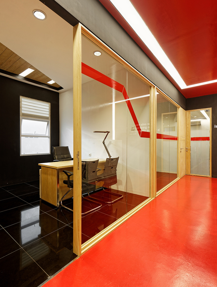 時(shí)尚木語(yǔ)  OMG印尼公司辦公室設(shè)計(jì)欣賞