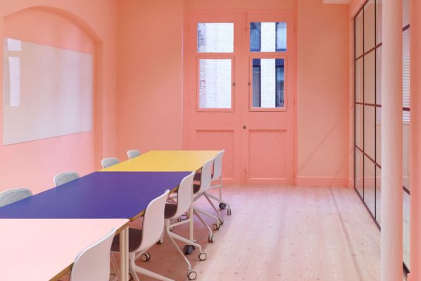 根據(jù)建筑的結(jié)構(gòu)采取不同的辦公室設(shè)計(jì)風(fēng)格